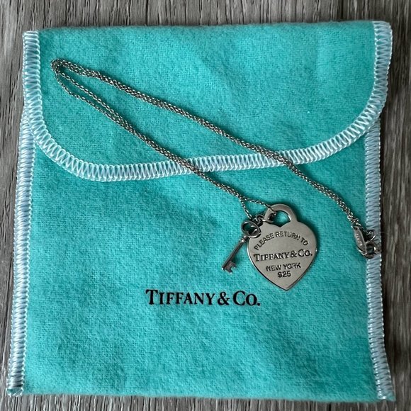 Return to Tiffany Heart Tag and Key Pendant - Picture 2 of 8
